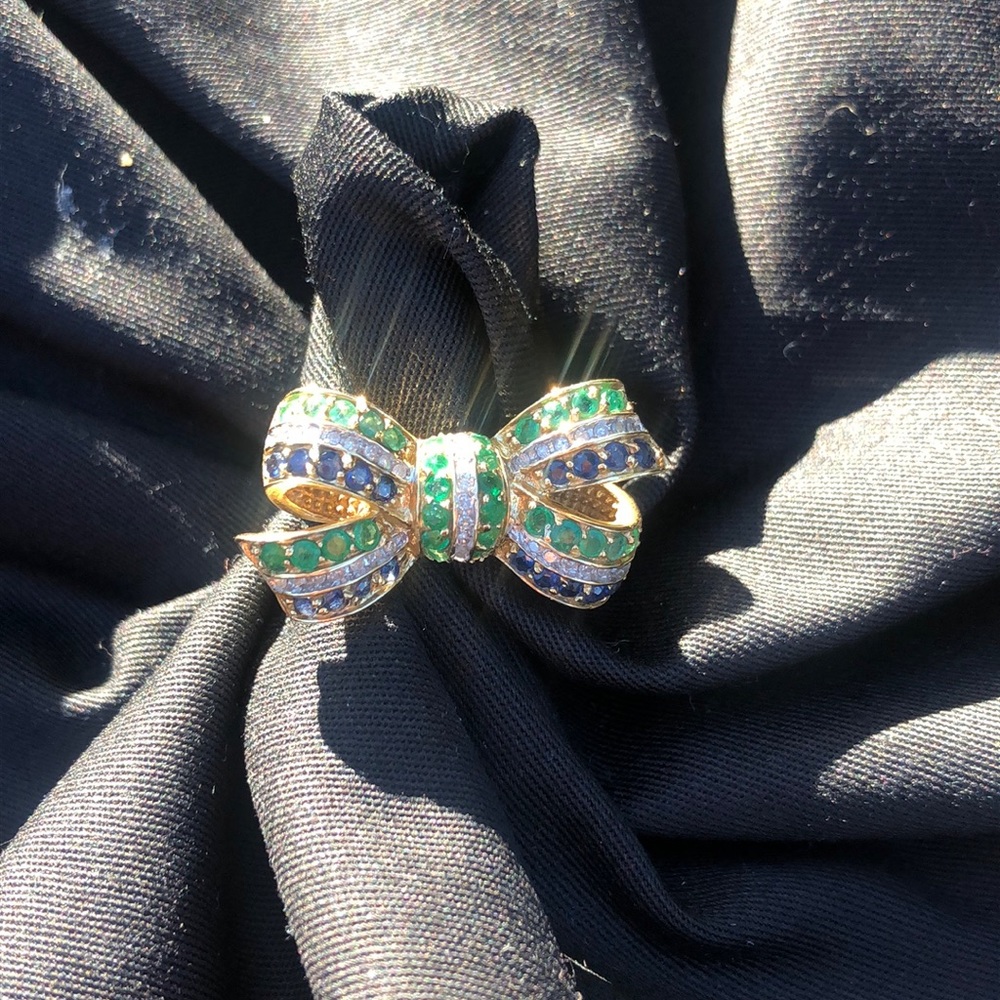 Emerald, sapphire, & diamond yellow gold bow ring
